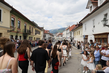 Četvorka maturantov oživila kamniški Glavni trg (5)